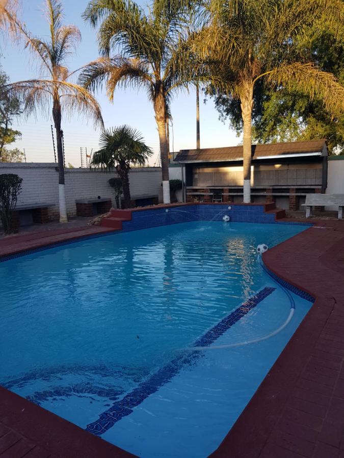 Good 2 Go Guest House Benoni Exterior foto